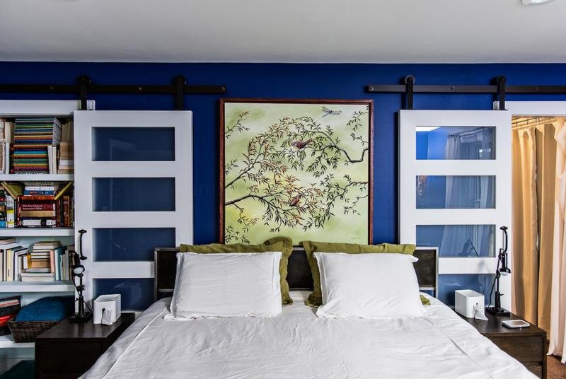 Идеи оформления современной спальни 2015 - раздвижные двери как элемент декора