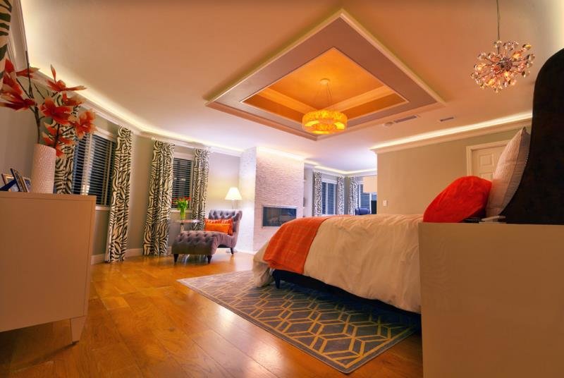 Подсветка потолочной ниши в современной спальне (США Сан-Диего)