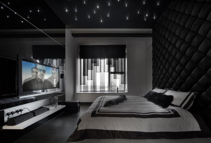 Стена-изголовье кровати в современной черно-белой спальне (Сингапур)