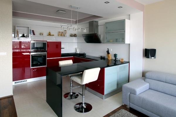 яркие цветные фасады кухонной мебели