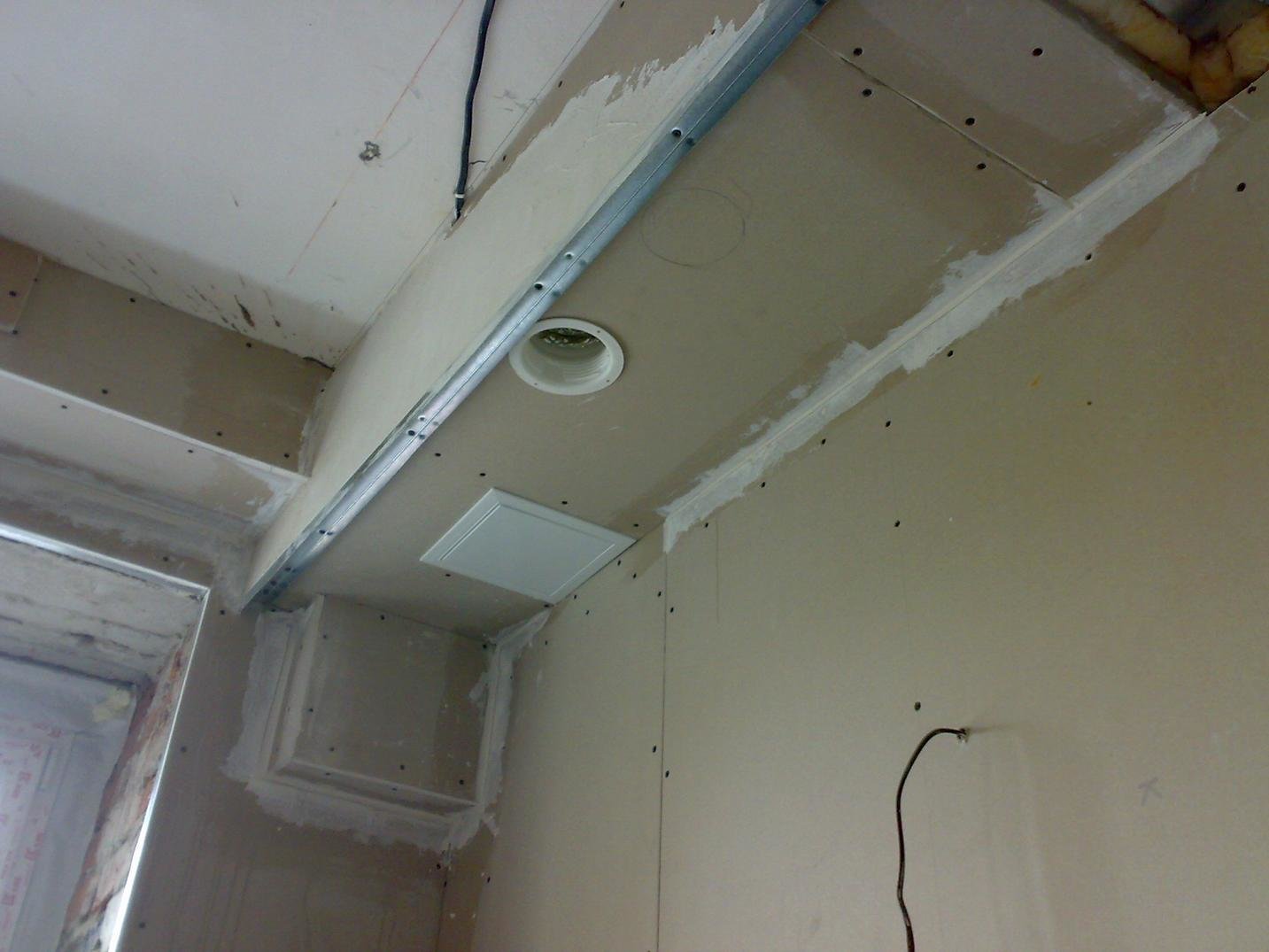 Короб вентиляции на потолке