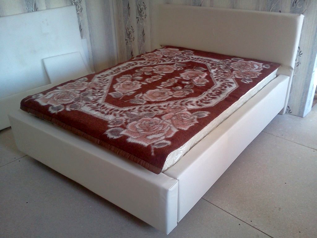 готовая кровать из кожи